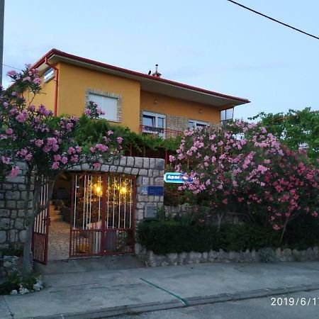 Apartments Maricic 200 Meters From The Beach Novi Vinodolski Eksteriør billede